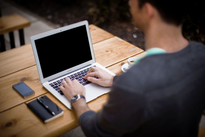 homme-qui-travaille-sur-son-ordinateur-portable