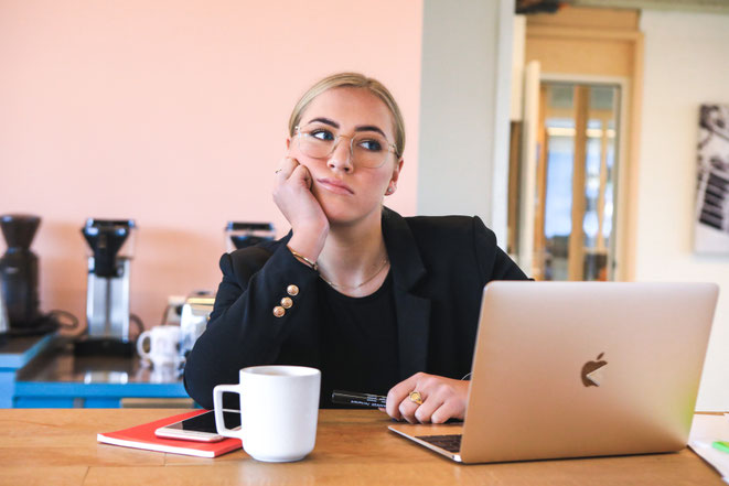 femme-qui-fait-la-tete-a-son-bureau-blues-retour-de-vacances