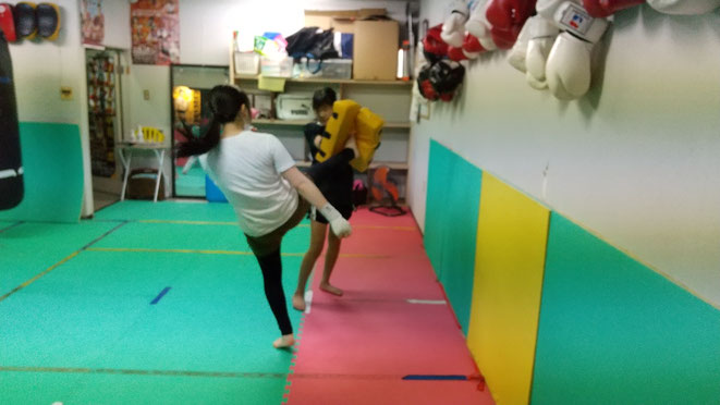 キックボクシング、空手のteamYAMATO大和高田本部。キックボクシングのミット練習。