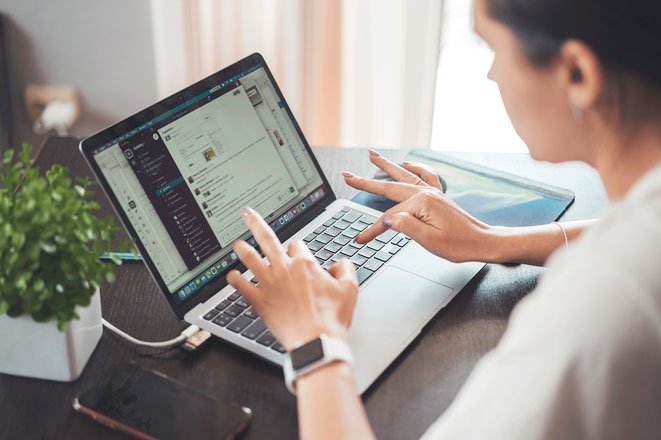 Telearbeit, Frau arbeitet am Notebook