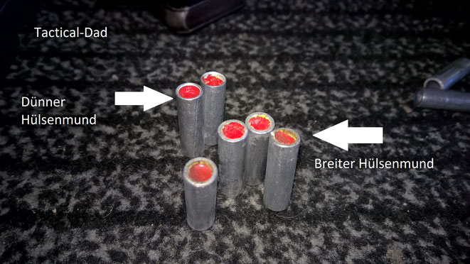 Bei der Nachkriegsmunition in 8mm Lacrimae gibt es zwei unterschiedliche Versionen. Nur die links oben passen in die HS4 Pistole.
