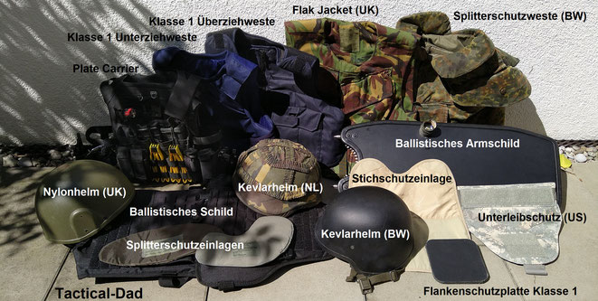 Eine Auswahl unterschiedlicher ballistischer Schutzwesten und Helme. 