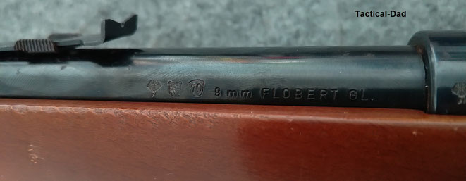 Das Kaliber "9mm Flobert GL." bedeutet, dass die Waffe einen Glattlauf hat. Gewehre in 6mm Flobert gibt es auch mit gezogenen Läufen.  