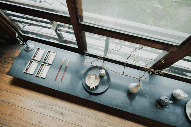 窓辺にペーパーナイフや旅茶杓、茶杓ほか茶の湯の道具など(Analogue Life)