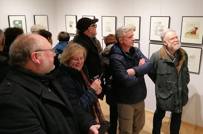 Publikumsandrang bei der Eröffnung in Radeburg (Foto: Mario Süßenguth/Galerie Komische Meister)