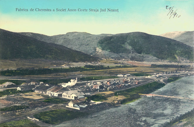 At this postcard from the Interbellum, the River Bistrița at Straja is ca. 20-30 m wide.