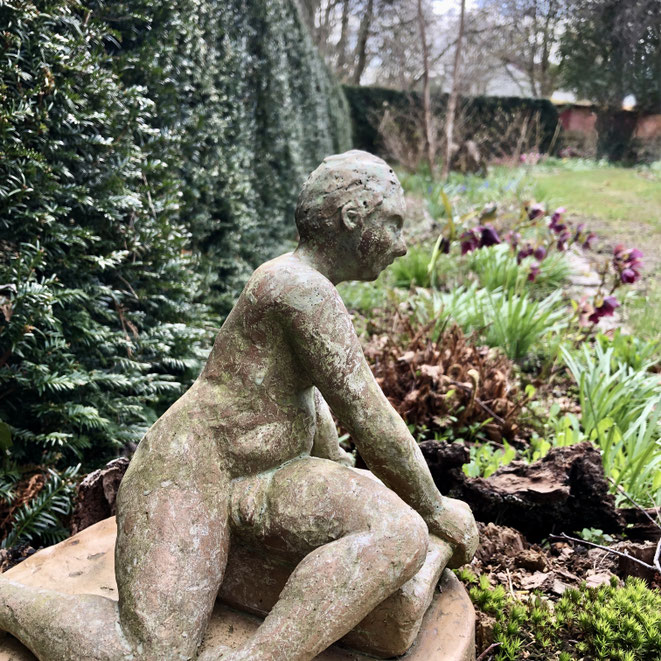 Gartenskulptur im Frühling im Garten