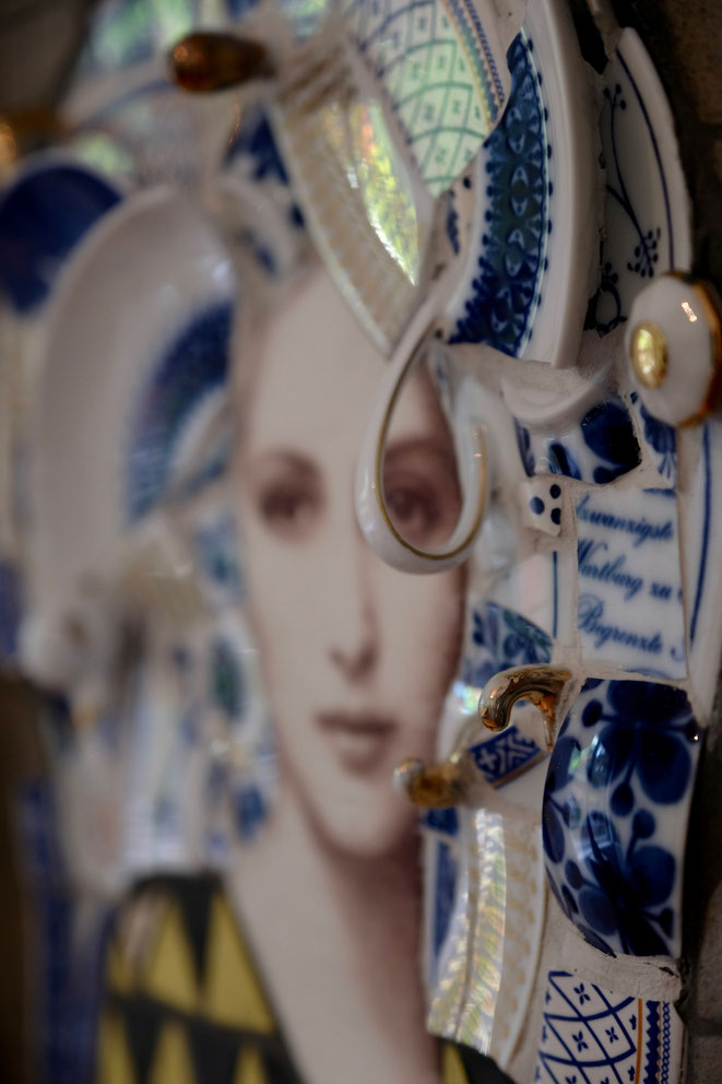 Mosaik mit Prozellanscherben und Druck auf Keramik