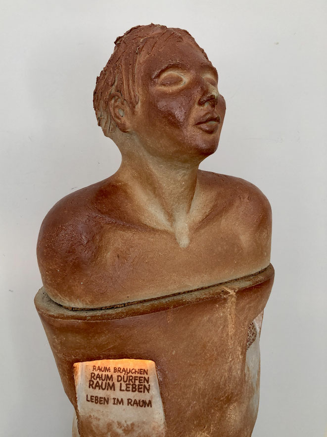 Skulptur mit Lichtinstallation und Druck auf Keramik Holzbrand