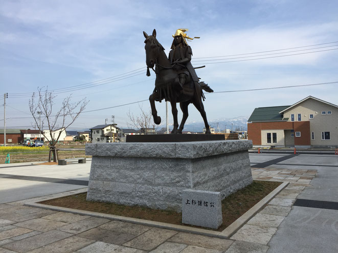 2015年（平成27年）北陸新幹線開業に伴い、設置された上杉謙信公像