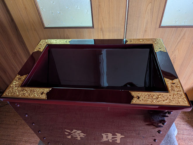 上縁に本金鍍金金具打