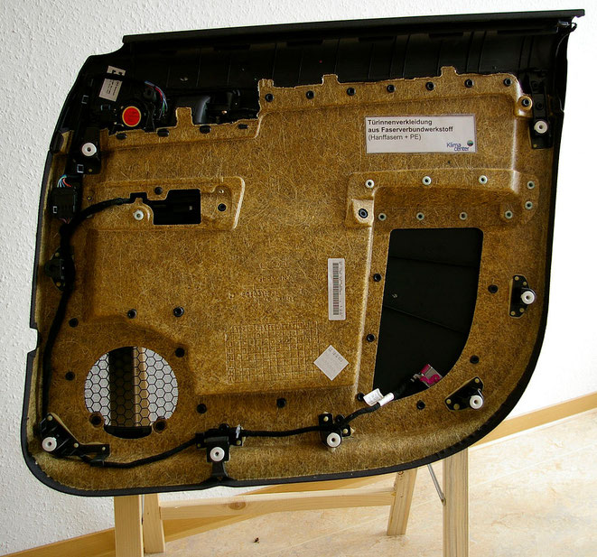 Deurpaneel van thermoplastisch hybride composiet bestaat uit non-woven hennepvezels en fossil-based polypropeen als matrix. (bron: Türinnenverkleidung Hanf-PP nova" by Christian Gahle, nova-Institut GmbH - Work by Christian Gahle, nova-Institut GmbH.)