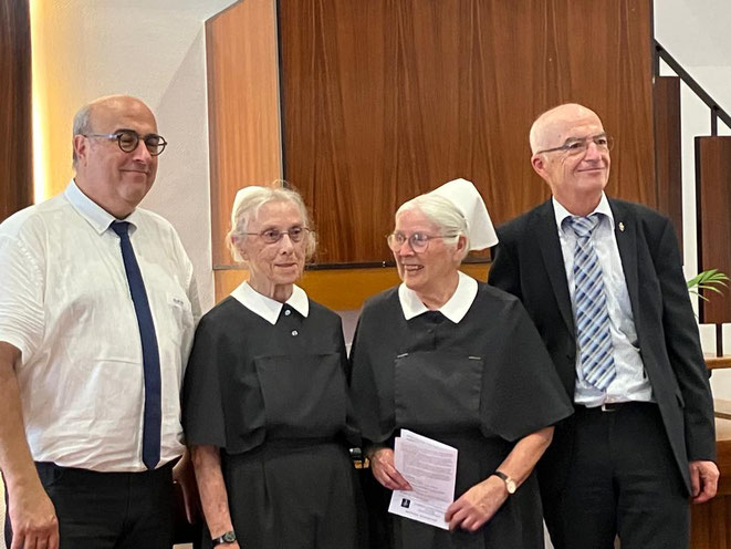 von links nach rechts : Herr Pfarrer Etienne Rudolph, Schwester Jacqueline Richert, Schwester Suzanne Meck, Herr Bischof Patrick Streiff