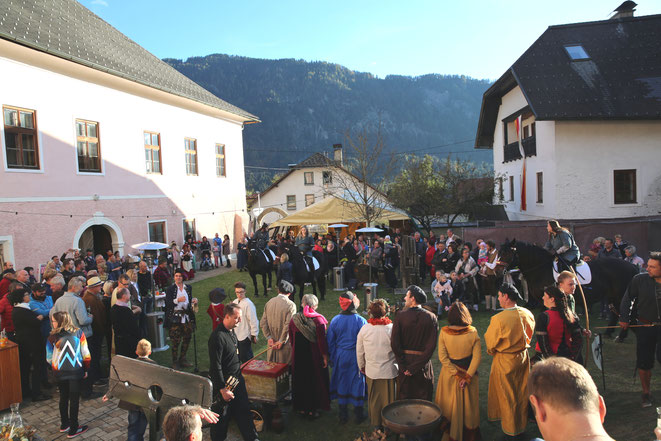 überaus gut besucht war die Eröffnung der Kulturtage im Jordanhof