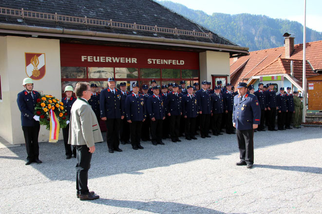 Meldung an Bgm. Ewald Tschabitscher durch den Gemeindefeuerwehr-Kommandanten Michael Pichler