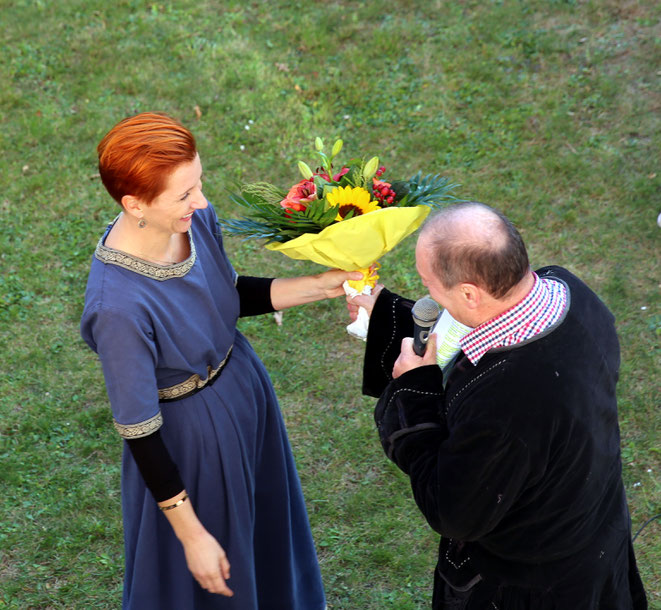 als kleine Anerkennung für ihre großen Bemühungen um das Eröffnungsfest  überreichte ihr Vzbgm Josef Lerchster einen Blumenstrauß