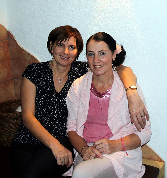 Ladele-Chefin Margarethe (li)mit "Neuerwerbung" Karin (re)