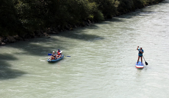 einen harten Konkurrenzkampf mit den Flößern lieferten sich diese Wassersportler