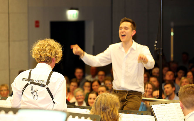 Kapellmeister Erich Kramer immer temperamentvoll dabei