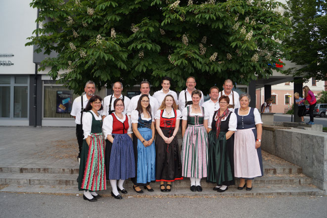 die neu gegründete Volkstanzgruppe "Wexlschritt" - Ltg. Maria Linder-vorne links