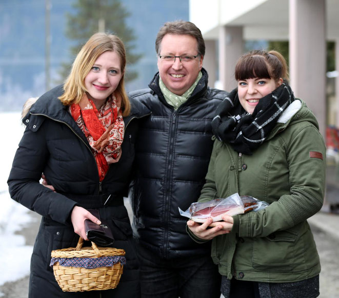 Bürgermeister Ewald Tschabitscher mit den zwei hübschen Loseverkäuferinnen für das Schätzspiel