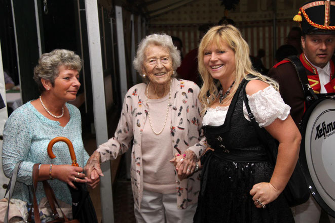 die rüstige Fahnenmutter Gundula Holbrook (im 103. Lebensjahr !!) mit Fahnenpatin Christiane Tschabitscher- rechts