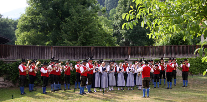 bei der Hitze mussten die Musiker im Jordanhof schon "a bisl wos" aushalten