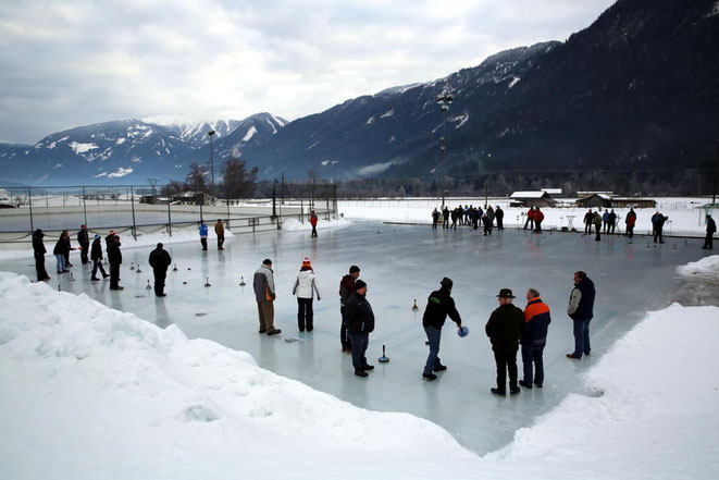 12 Mannschaften nahmen bei besten Eisverhältnissen an diesem Turnier teil