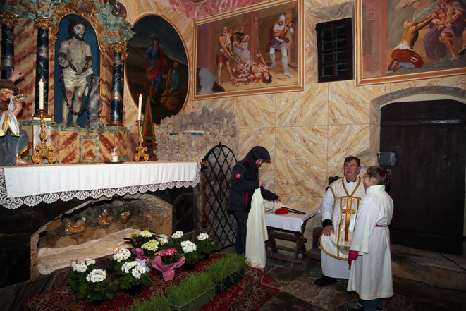 Pfarrer Franz Medryk bereitet sich mit seinen Ministranten im hinteren Altarraum auf die Auferstehungsmesse vor