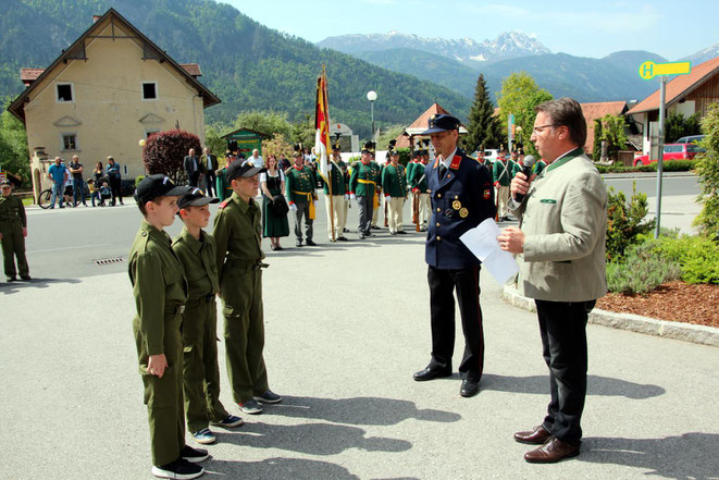 Angelobung zum Jugendfeuerwehrmann durch Bgm. Tschabitscher u. FF Komandant Mayer