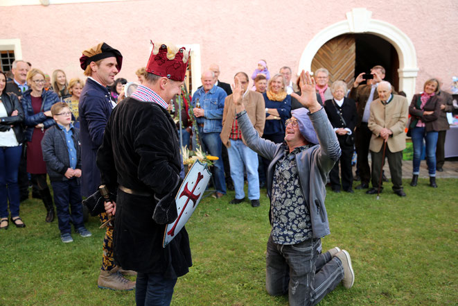 unterwürfig kniet der Hofnarr (Vzbgm. Walter Widemair) vor seinem König (Vzbgm Josef Lerchster)