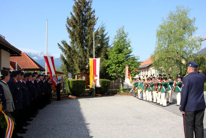 eine feierliche Zeremonie war wiederum das Hissen der Fahnen