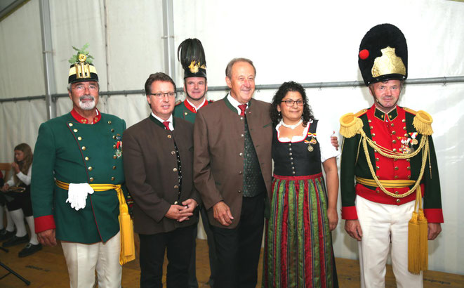 Ehrung verdienter Mitglieder u. Marketenderinnen mit 2. Landtagspräsidenten Rudolf Schober u. Bgm Ewald Tschabitscher