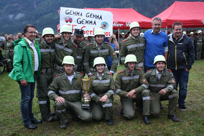 FF Gerlamoos mit Bgm Ewald Tschabitscher (li) und Olympiasieger Fritz Strobl u. Sponsorenvertreter Daniel Brunner (Raiffeisen)