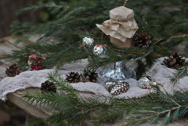 Adventaufstrich mit Apfel-Marzipan und Schokolade auf einem Tisch mit Zweigen