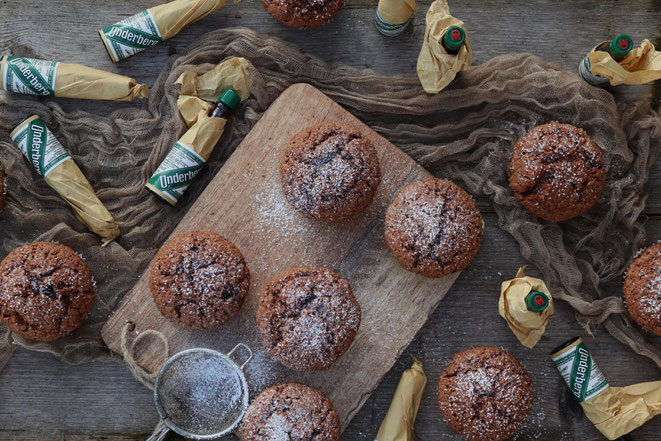 Schokoladenmuffins und Underbergflaschen