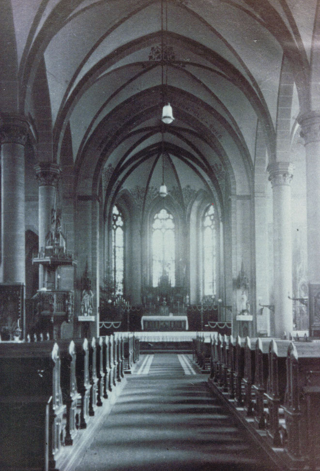 Abb. 4 Das Innere von St. Mauritius mit neugotischen Turmspitzen über Kanzel und Heiligen Figuren (Zusatnd um 1925)  