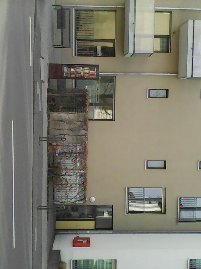 Eingangsseite Alte Wipperfürther Straße 59 neben dem roten Infokasten 