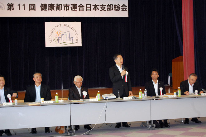 流山市井崎市長（中央）と北名古屋市長瀬市長（向かって左隣）