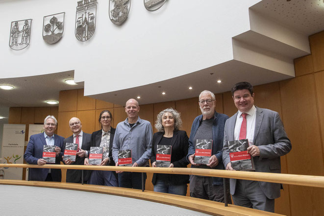 Sieben Personen mit dem Historischen Jahrbuch 2025