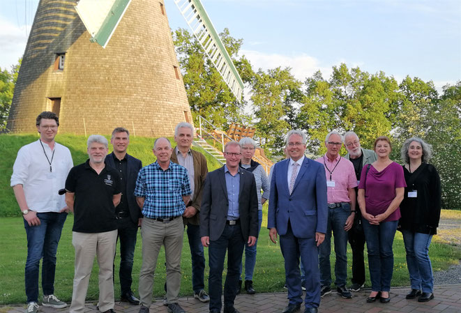 Mitglieder des Kreisheimatvereins vor der Windmühle in Exter