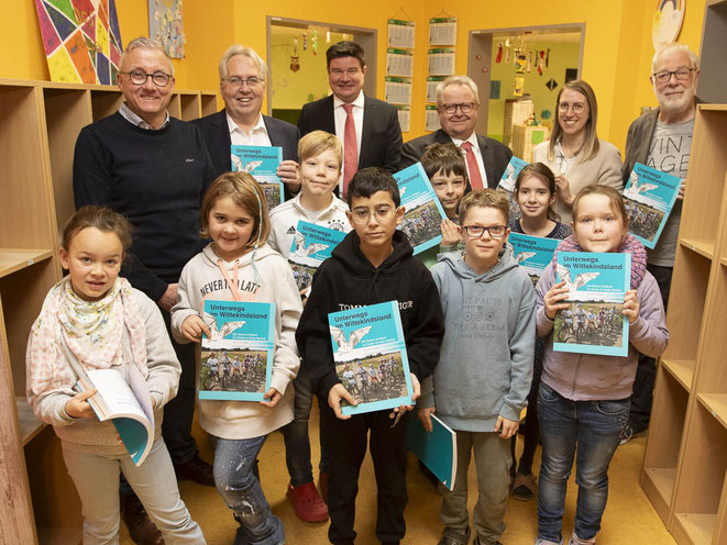 Gruppe von Menschen mit dem Buch Unterwegs im Wittekindsland