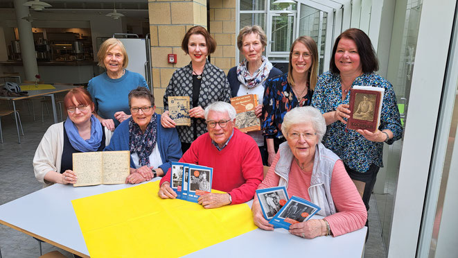 Gruppe der Kochforscher mit Kochbüchern