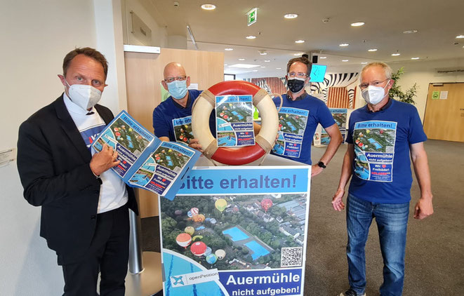 Markus Pott, Stephan Adams und Oliver Faber bei der Übergabe der  1.993  Unterstützer Unterschriften an Herrn Oberbürgermeiser Richrath 