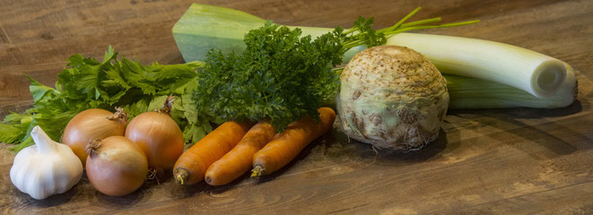 Typisches Fond-Gemüse: Knoblauch, Zwiebeln, Karotten, Sellerie und Lauch