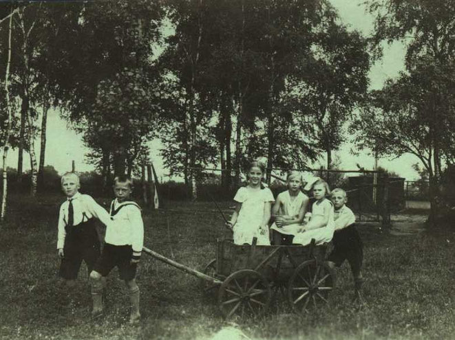 Die rechten drei Kinder sind mein Großvater und meine Großtanten, aufgenommen ca. 1905 in Drosdowo (Westpreußen)