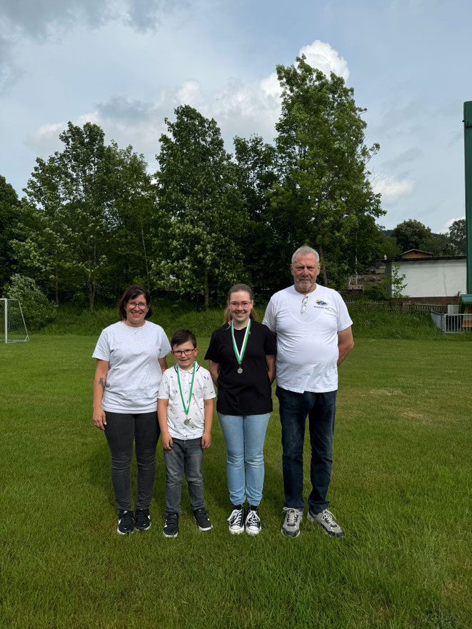 v.l.n.r.: Tanja Althaus (Sportleiterin), Fabio Noll, Lea Althaus, Gerd-Henning Homrighausen (1. Vorsitzender)