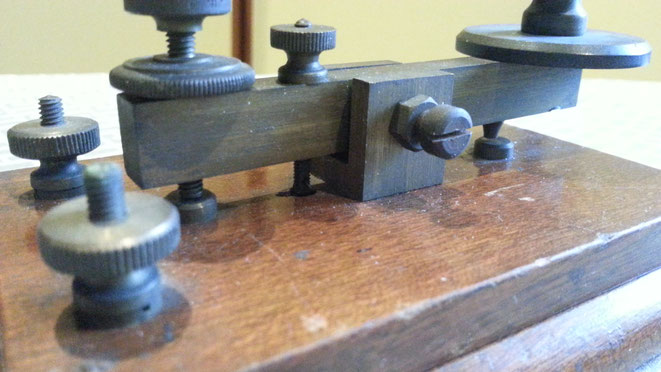 Early Dyna telegraph key with brass hardware 1925 - particular of regulation and contact