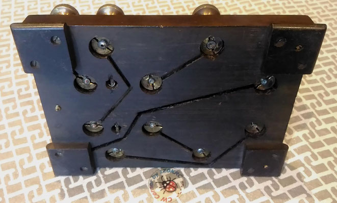 Submarine key Helliott & Brothers, particular of underbase wire contacts