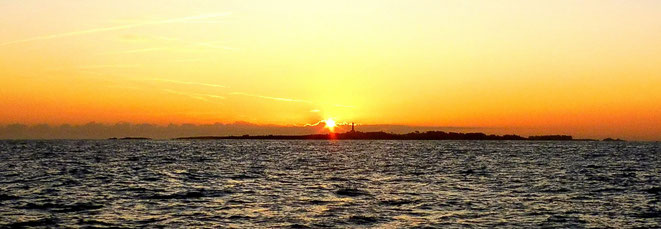 Le soleil se lève sur l'île de Batz derrière moi.